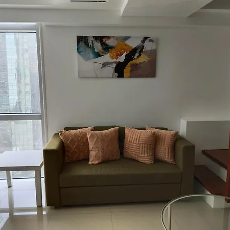 Fort Victoria Bgc With Pool And City View